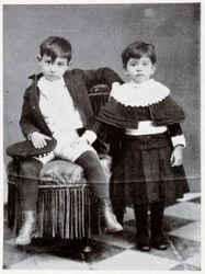 Sjuårige Pablo Picasso med sin syster Conchita, 1888